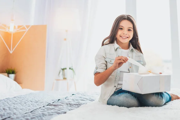 Criança feliz sorrindo amplamente enquanto recebe surpresa incrível — Fotografia de Stock