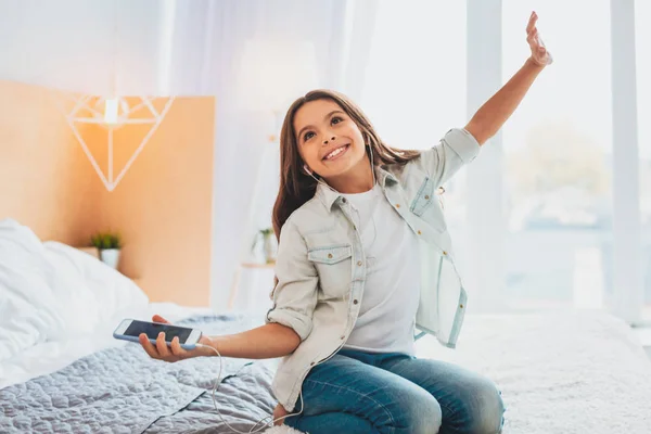 Sonriente niño bailando mientras escucha música divertida —  Fotos de Stock