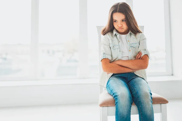 Petite fille se sentant triste après une mauvaise note à l'école — Photo