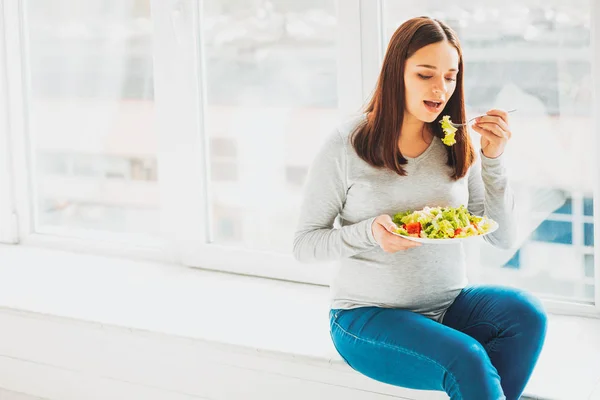 임신한 여자 빛 거실에 앉아 — 스톡 사진