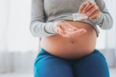 Şefkatli anne. Hasta büyük kızı vitaminler verirken bakım güzel annesi duygu endişeli