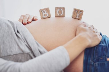 Bir çocuk bekliyor gelecek anası yakın çekim