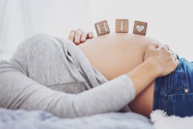 Hamile genç kadın bir çocuk bekliyor