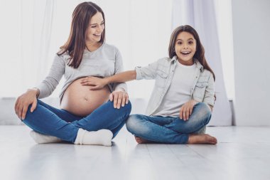 Anne karnı dokunmadan sürpriz olumlu kız