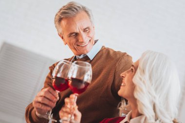 Olumlu mutlu çift kutluyor yıldönümü