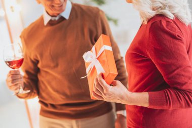 Bu holding el yakın çekim hediye kutusu