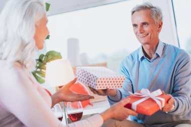 Neşeli erkek kişi onun Kol germe