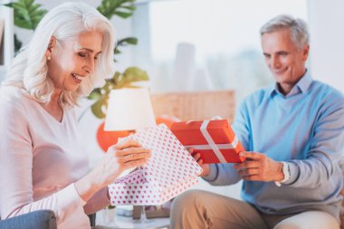 Sürpriz sarışın onu kutusunu açma