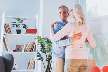 Mutlu çift dans evde yavaş