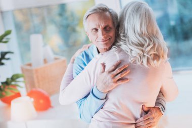 Yakışıklı adam kapalı gözlerle ayakta