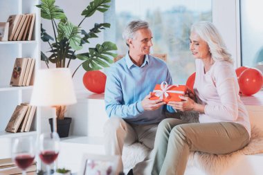 Mevcut alarak neşeli sarışın kadın