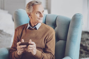 Neşeli emekli dinlenme evde olan