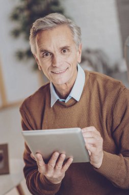 Sürpriz emekli doğruca kameraya bakıyor