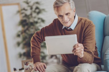 Onun aygıtı ekranında görünen olumlu memnun adam