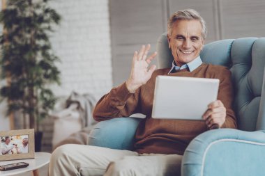 Elini sallayarak rahat yaşlı adam