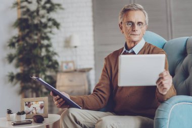 Komuta sizde onun tablet vasıl bakarak konsantre