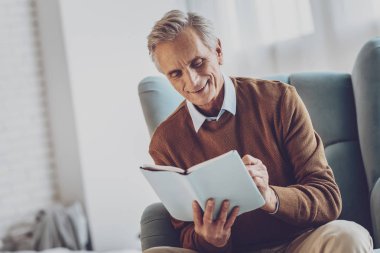 Evde vakit memnun erkek kişi