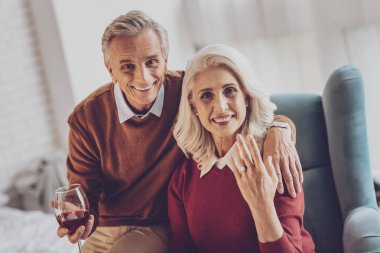 Yıldönümünü kutluyor mutlu çift