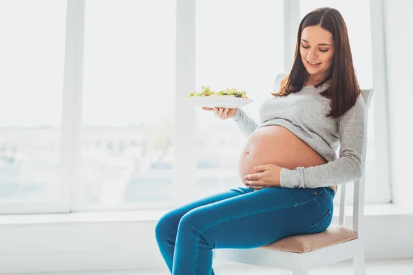 Onun bebek carpma tutan çok hamile kadın — Stok fotoğraf