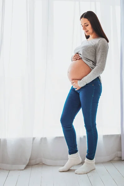 Mörkhårig vacker kvinna väntar lilla bebis — Stockfoto