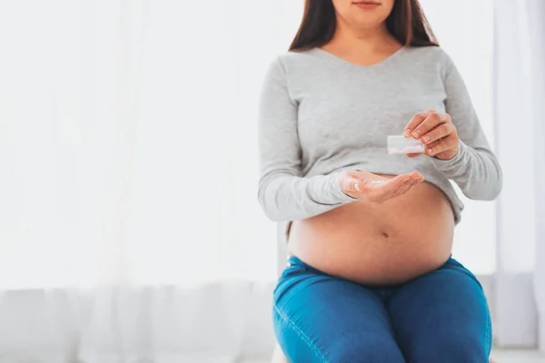 Dunkelhaarige Schwangere mit Tabletten in der Hand — Stockfoto