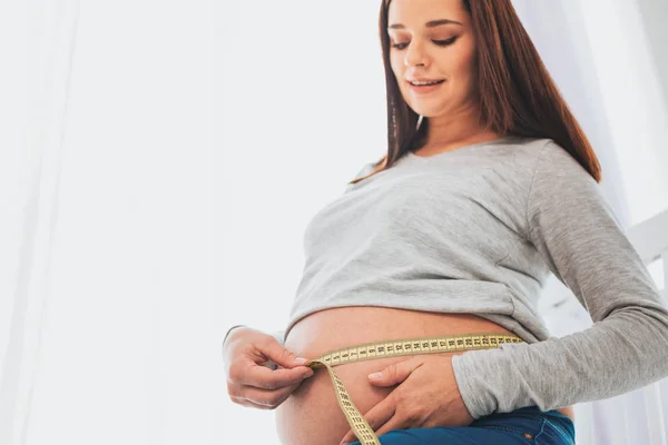 Mujer embarazada abrazando a su futuro bebé niño — Foto de Stock