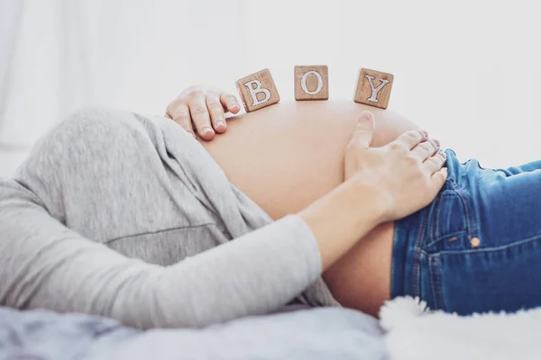 युवा गर्भवती महिला एक लड़के की उम्मीद — स्टॉक फ़ोटो, इमेज