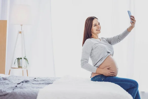 Glad gravid kvinna att göra selfie i bäddsrum — Stockfoto