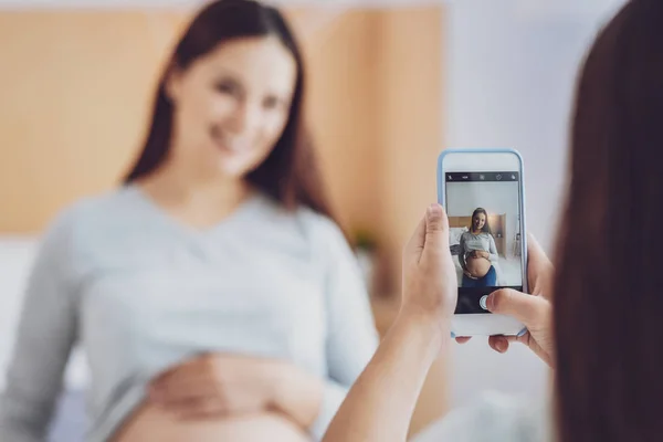 Gravid kvinna att bli fotograferad av hennes dotter — Stockfoto