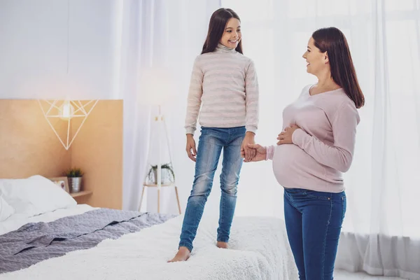 Vidám várandós anya hogy tölteni az időt vele a kis lányom — Stock Fotó