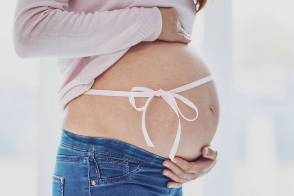 Gros plan de la femme enceinte touchant son ventre — Photo