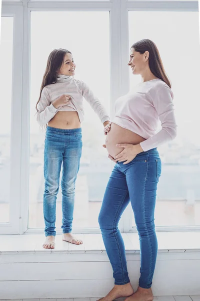 그녀의 어머니 뱃속을 감동 기쁘게 생각된 여자의 전체 길이 — 스톡 사진