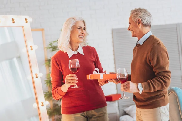 Positieve blij volwassen mensen kijken naar elkaar — Stockfoto