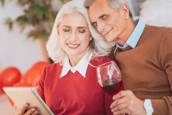 Casal relaxado desfrutando suas férias — Fotografia de Stock