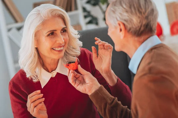 Come Mulher Loira Bonita Sentindo Felicidade Enquanto Olha Para Marido — Fotografia de Stock