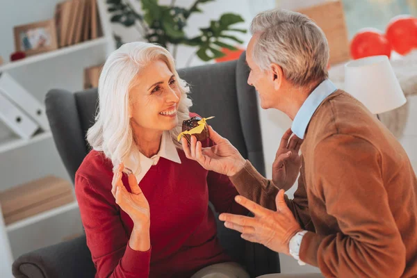 Zufriedene weibliche Person geht Kuchen essen — Stockfoto