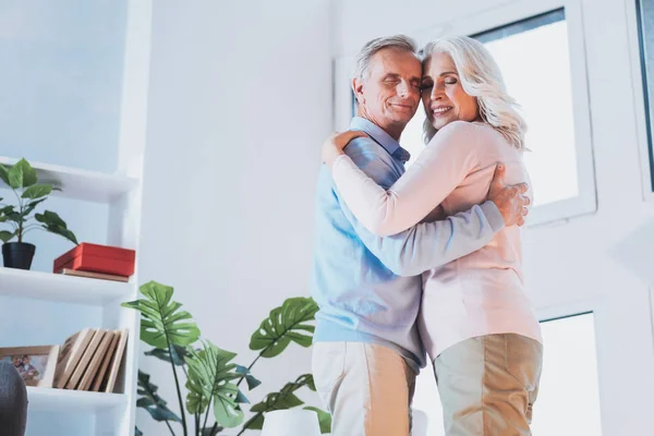 Personas mayores siendo felices juntas — Foto de Stock