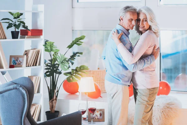 Memnun kadın erkeğini kucaklayan