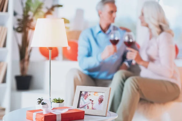 Gerichte foto op rode vak dat liggend op tafel — Stockfoto