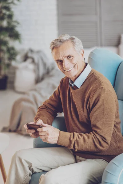 Kameraya poz mutlu erkek kişi