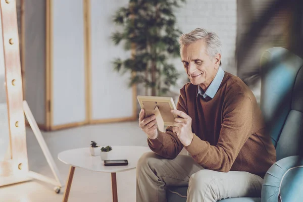 Rilassato pensionato pensando positivo a sua moglie — Foto Stock