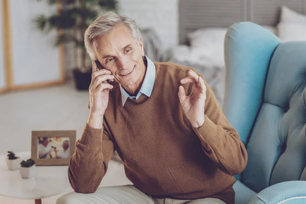 Telefon memnun yaşlı adam — Stok fotoğraf