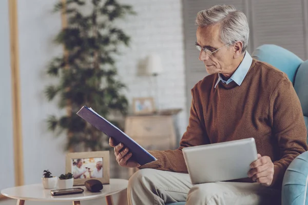 Özenli emekli onun belgelerin incelenmesi