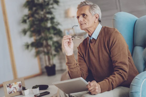 Porträtt av stilig pensionär att titta uppåt — Stockfoto