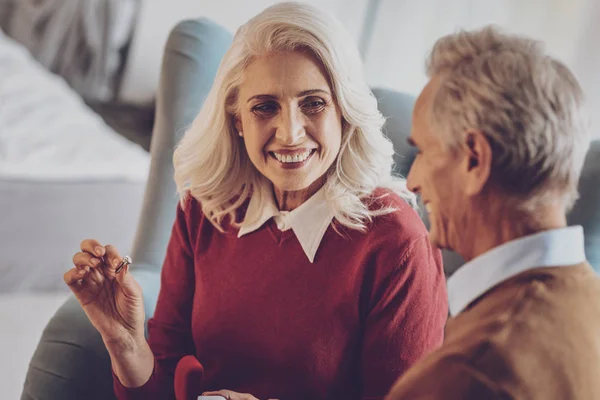 Glada kvinnliga person fast ringen i högra hand — Stockfoto