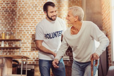 Bir gönüllü arıyorum ve gülümseyen memnun felçli adam.