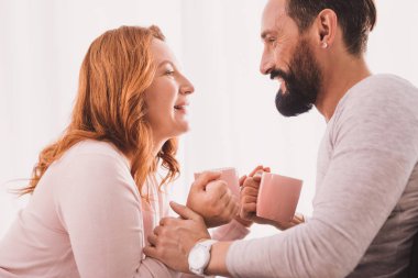 Orta yaşlı çift aşk ifade mutlu