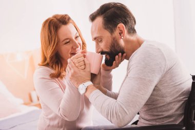 Bakım kadın kocası içmek için yardım