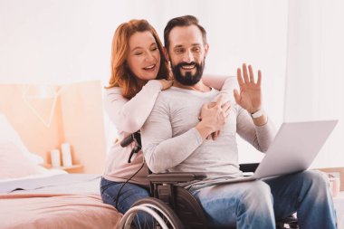 İletişim için bir dizüstü bilgisayar kullanarak çift