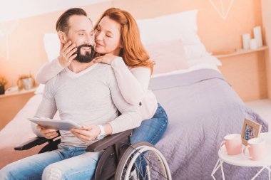 Orta yaşlı kadın aşk ifade neşeli